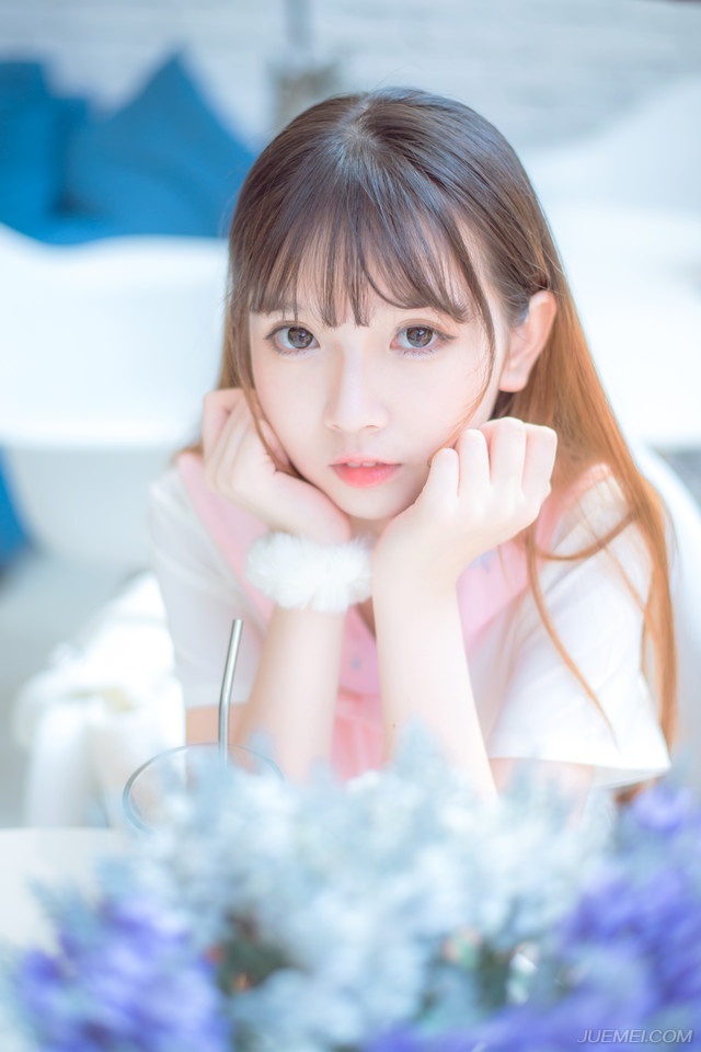 “主公恕罪，习惯。”贾诩苦笑着点点头：“其实以周瑜之能，若他反抗，孙权没有太多力量阻止，但那样一来，江东人心将会分裂，无数年之功不足以平复，而江东，现在没有时间经历一次改朝换代，而周瑜也没这份野心，孙权这两年一直在默默地培植自己的势力，也因此，江东已经隐隐出现矛盾，虽然还未被激化，但正在逐渐尖锐，就算周瑜没这个心思，但昔日那些老将也会不自觉的维护周瑜的利益。”